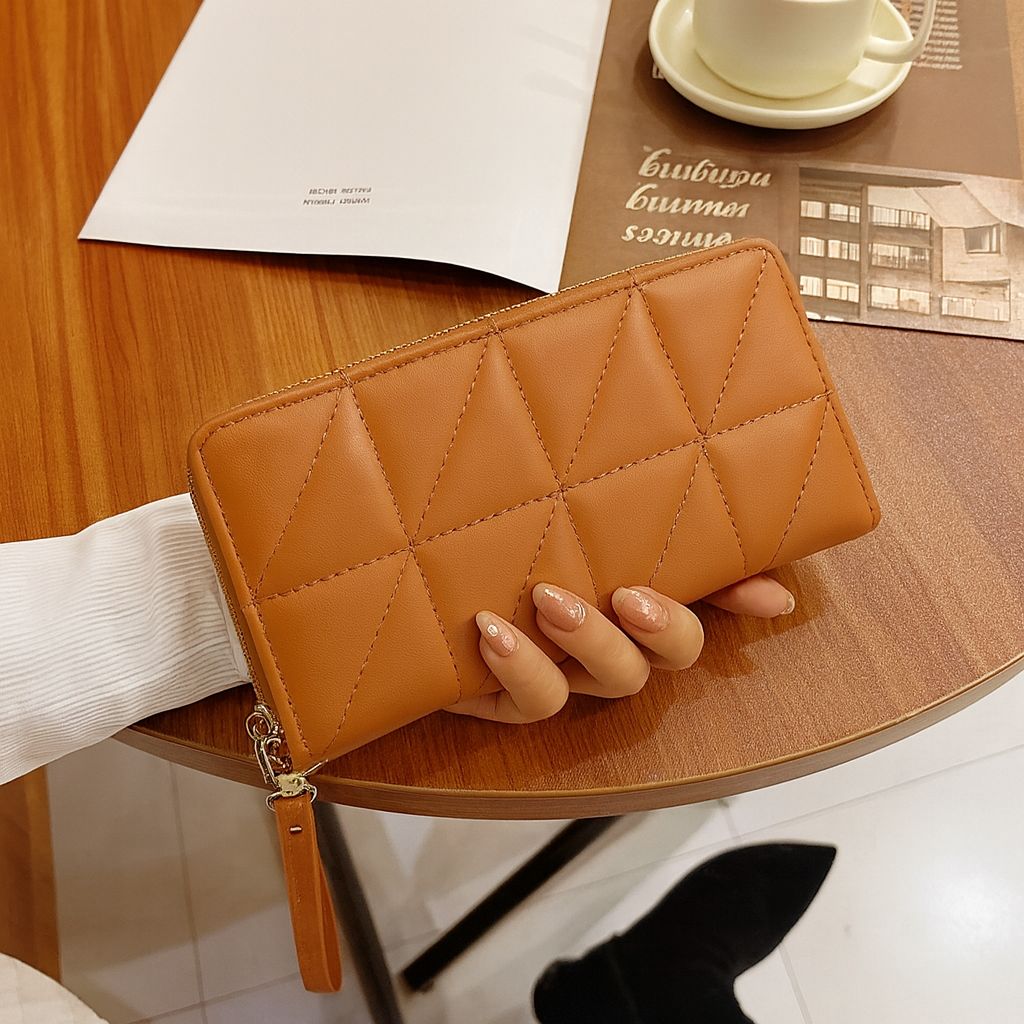 Elegant Quilted Leather Long Wallet for Women  Stylish Zipper Clutch with Wrist Strap