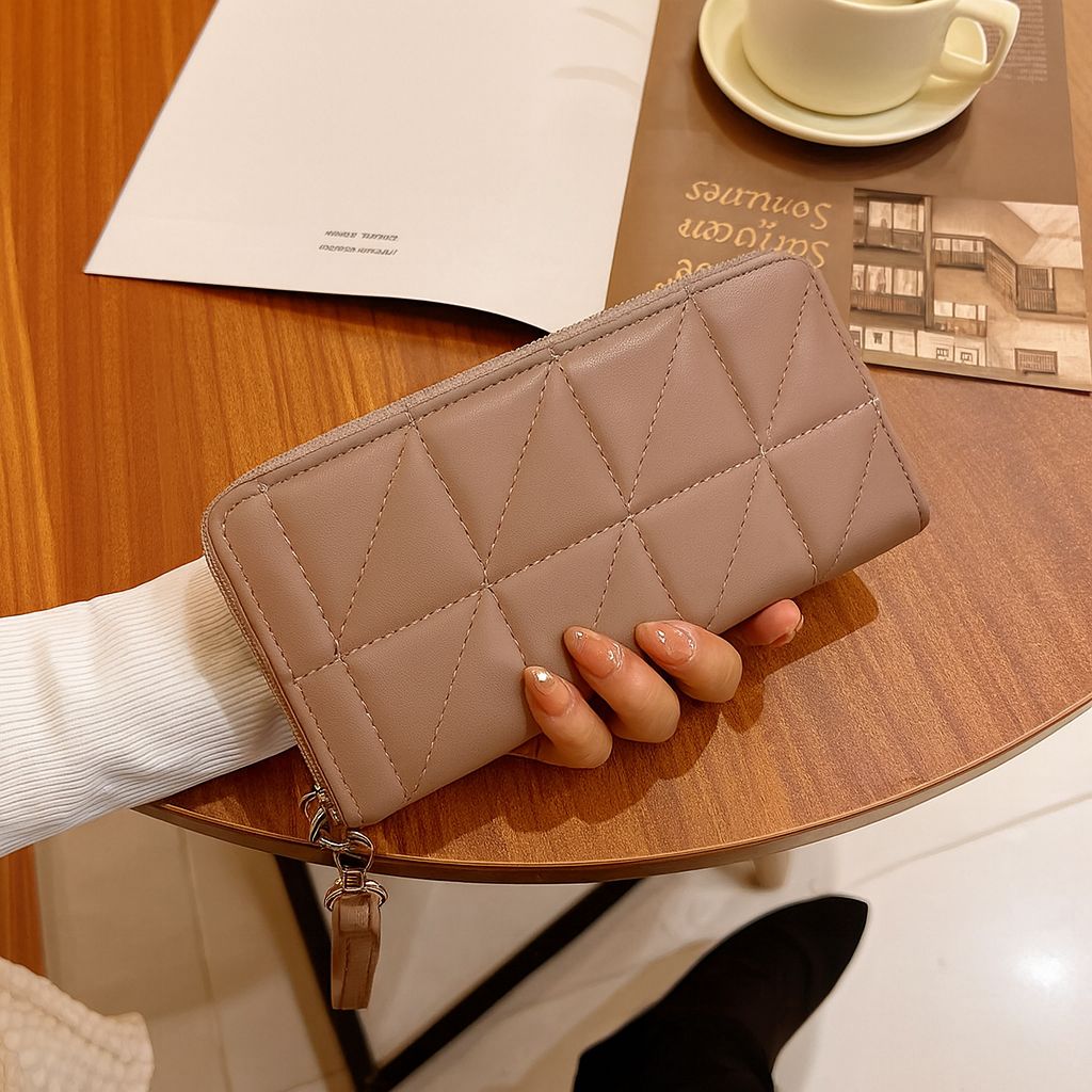 Elegant Quilted Leather Long Wallet for Women  Stylish Zipper Clutch with Wrist Strap
