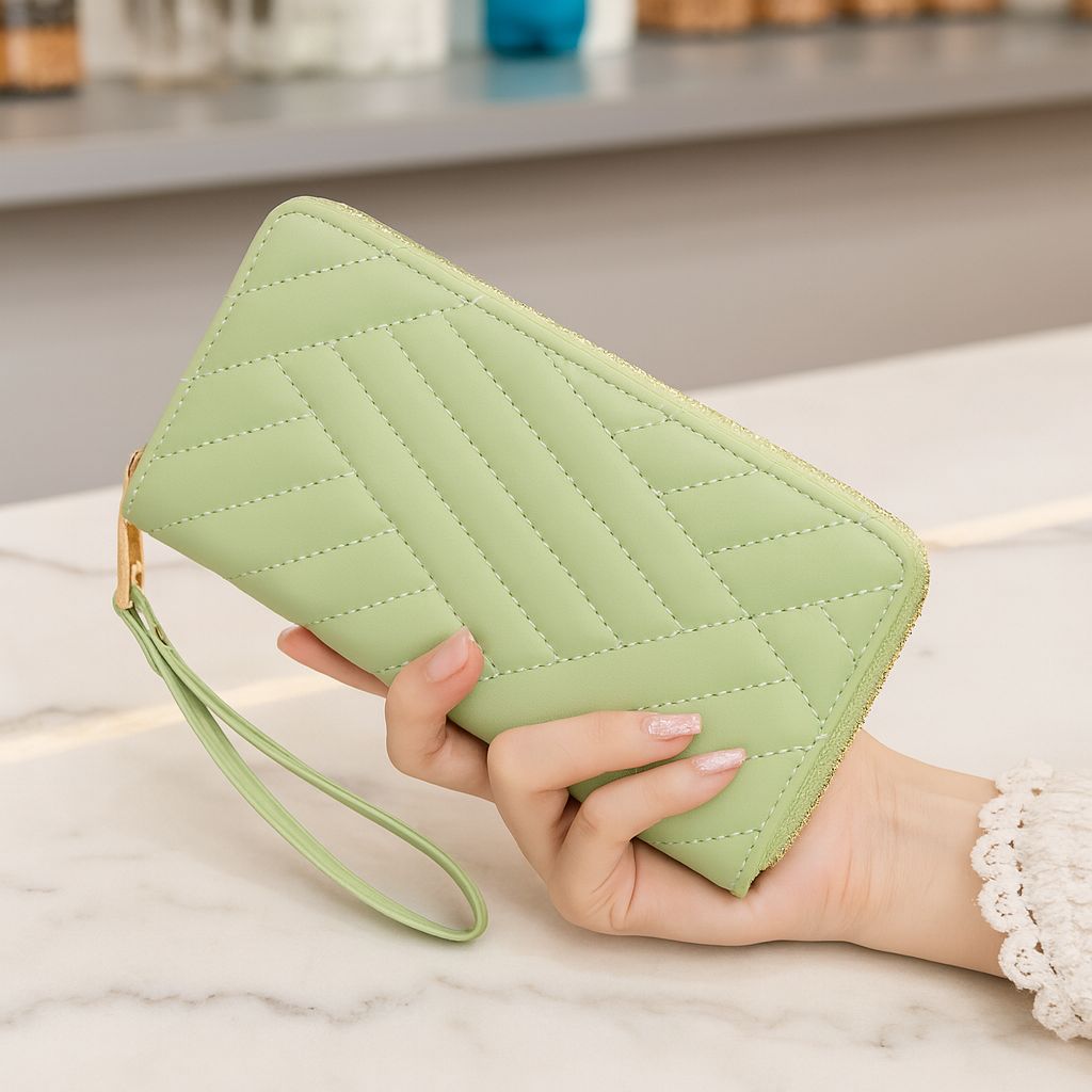 Luxury Quilted Leather Wallet for Women – Elegant Zipper Clutch Purse with Wrist Strap